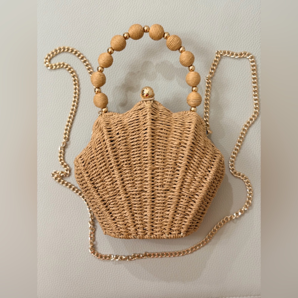 Elegant VS Shell Straw Crossbody bag